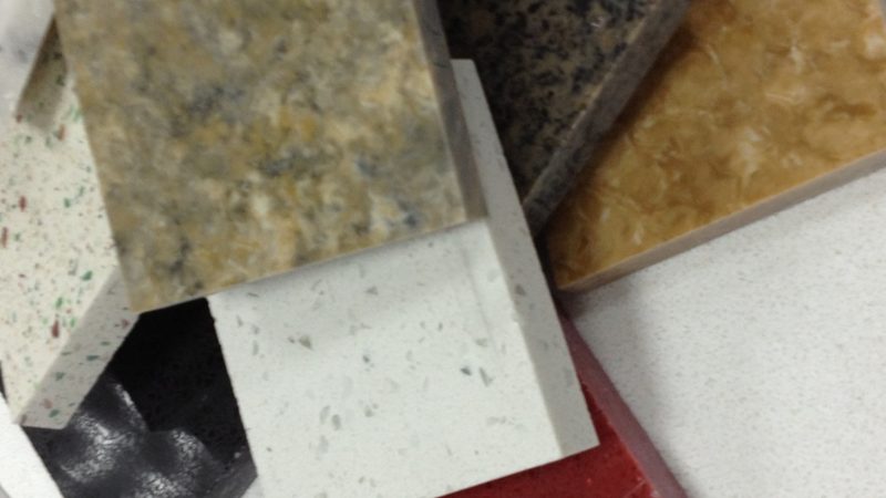 在选购大理石瓷砖时，消费者应关注以下几个方面：